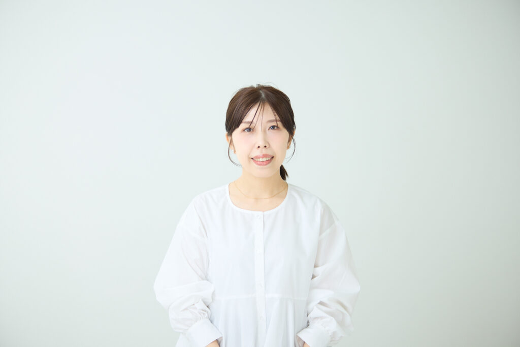 大阪北摂で個人事業主の事業土台を支えるてんまるデザイン。デザイン・事務・集客のまごのてサポートで、となりで一緒に迷わないひとり起業を伴走サポートします。